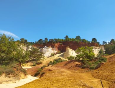 Visiter le Colorado provençal de Rustrel : sentiers, tarifs et conseils