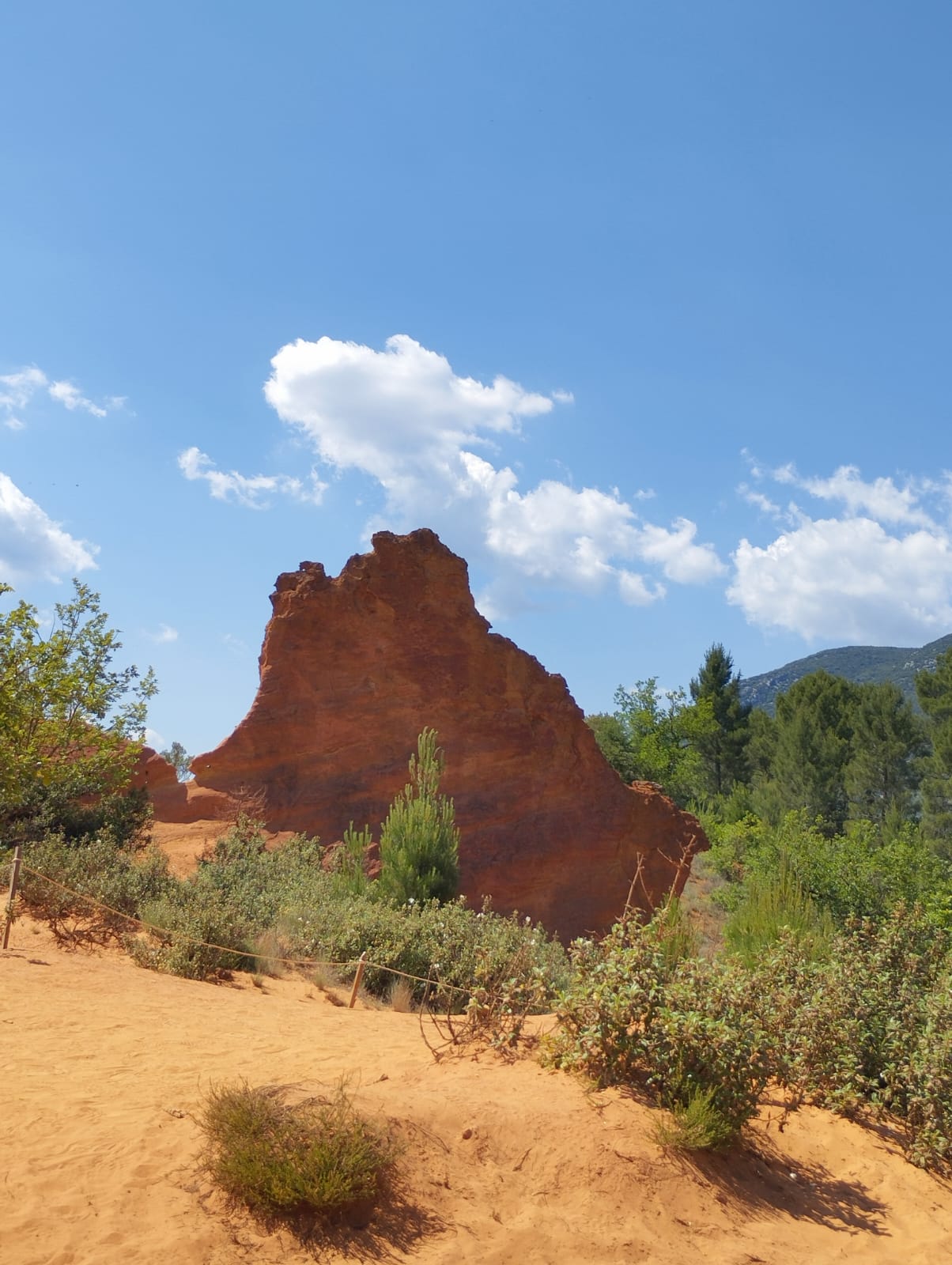Cheminées de fée et sable ocre du Sentier du Sahara au Colorado provençal de Rustrel