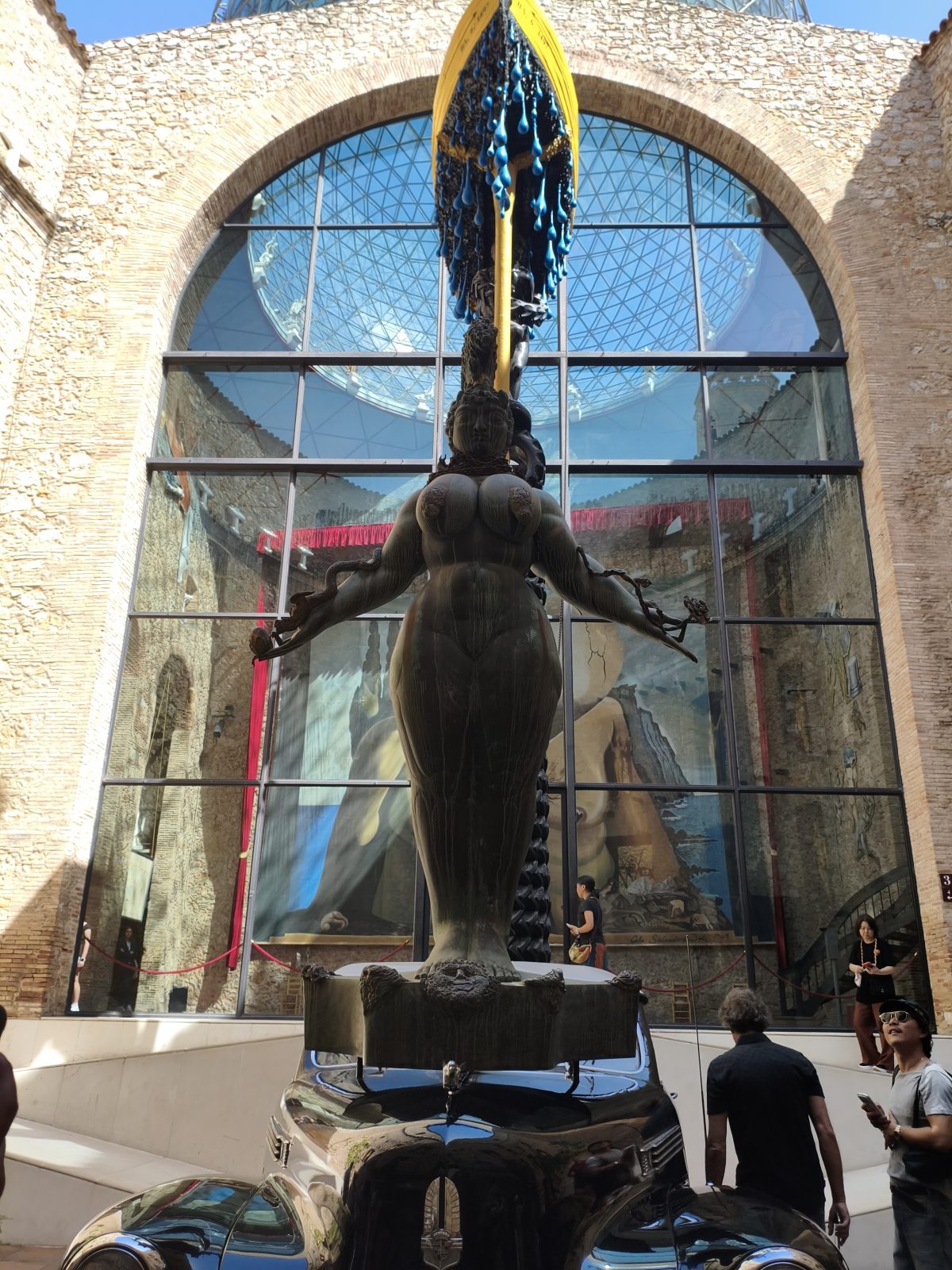 Œuvre surréaliste exposée dans une salle du musée Dalí à Figueres