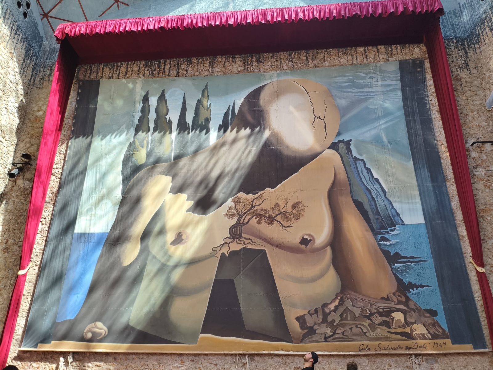 Fresque monumentale peinte par Salvador Dalí au musée de Figueres