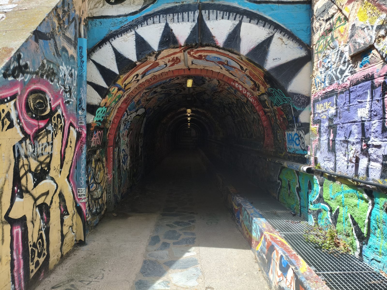 Street art coloré sur la voûte du tunnel de Cerbère