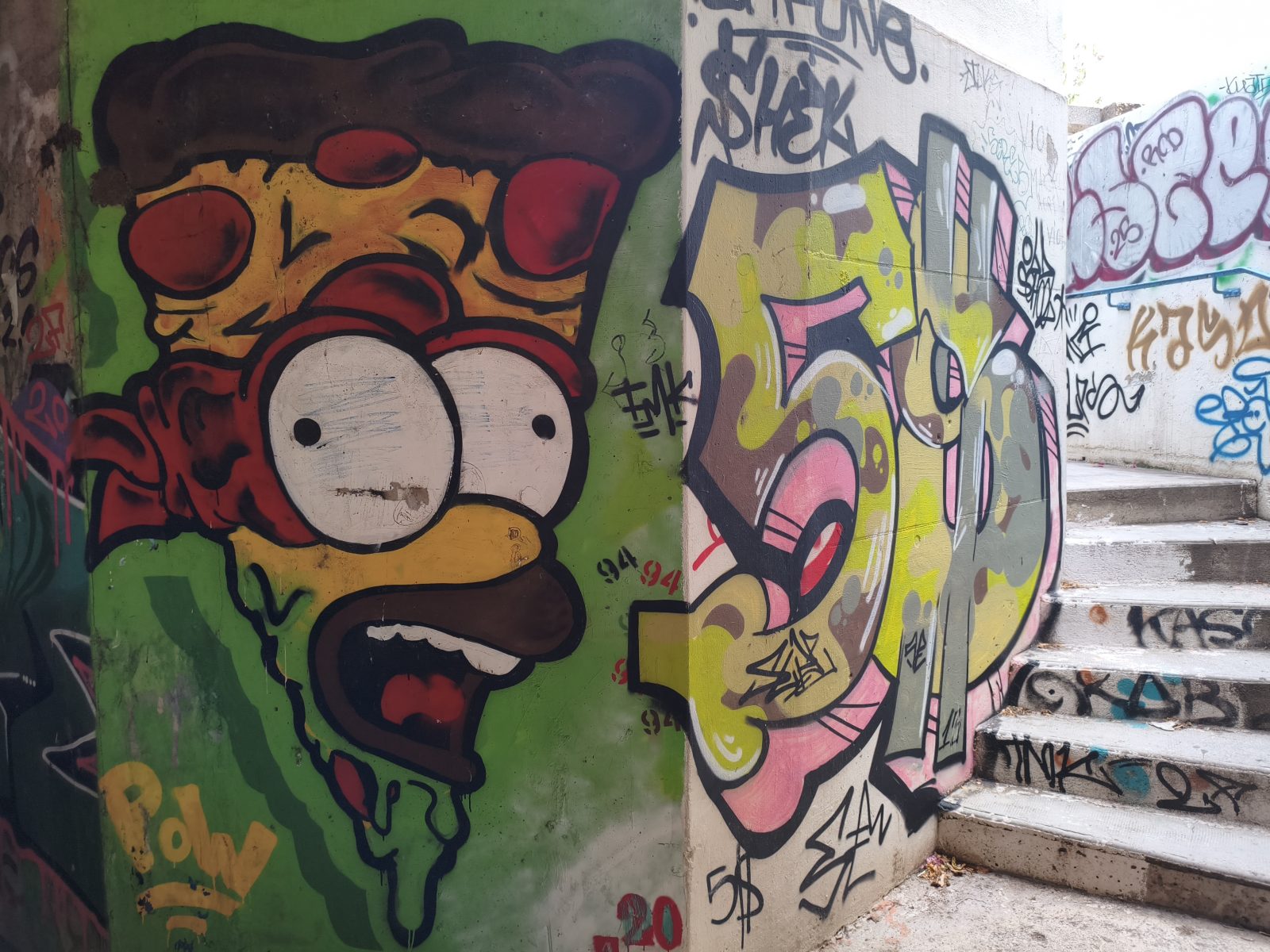 Graffitis colorés sur les murs du tunnel de Cerbère