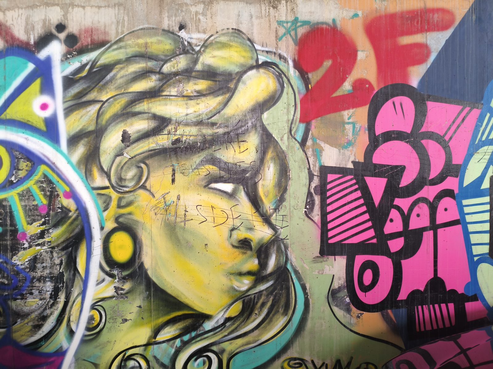 Fresques street art dans le tunnel de la gare de Cerbère