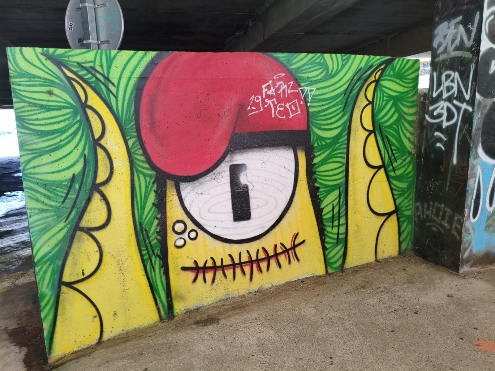 Tags et fresques le long du tunnel piéton de Cerbère