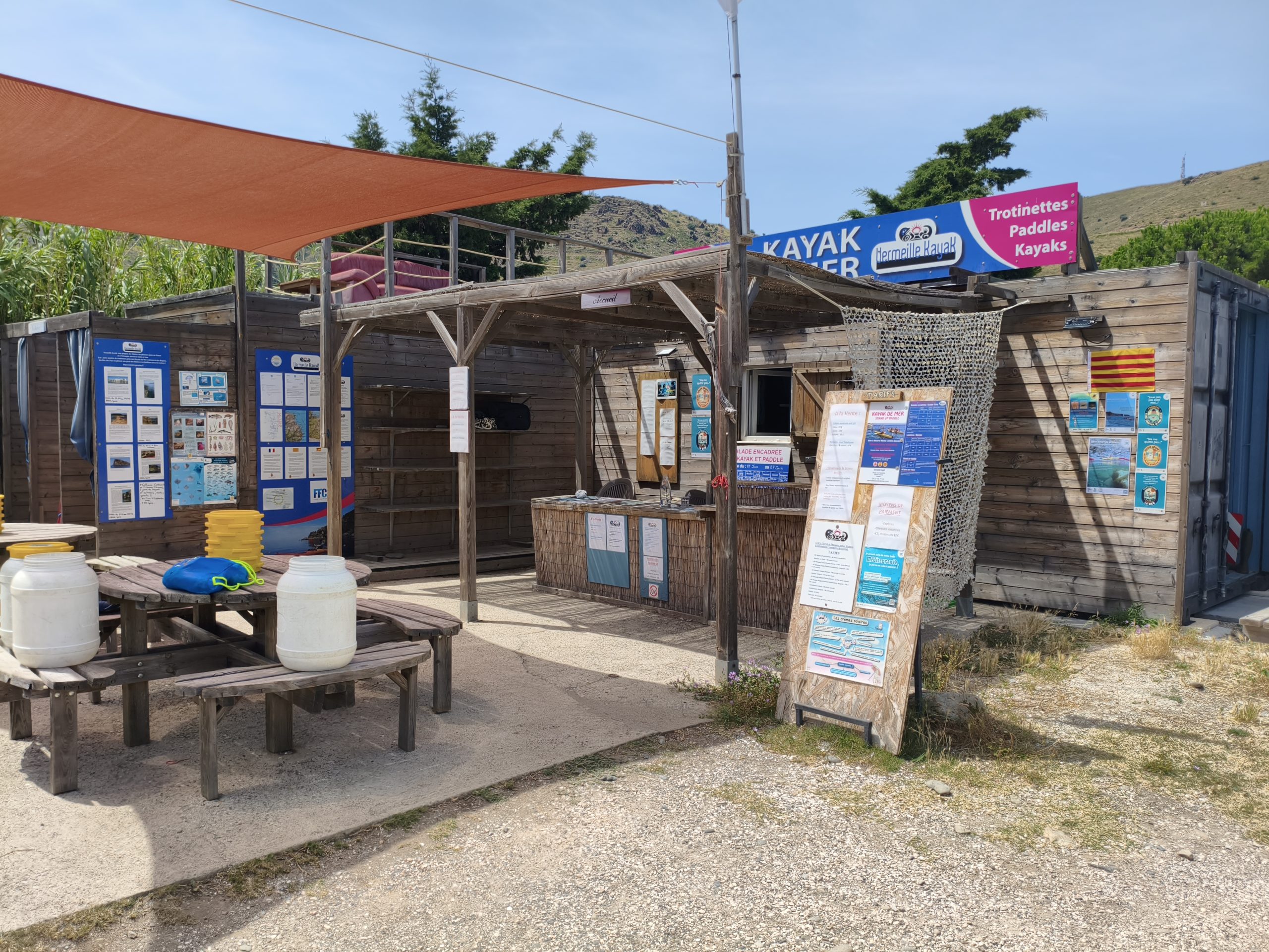 Stand de location de paddle au bord de la plage près du sentier marin de Cerbère