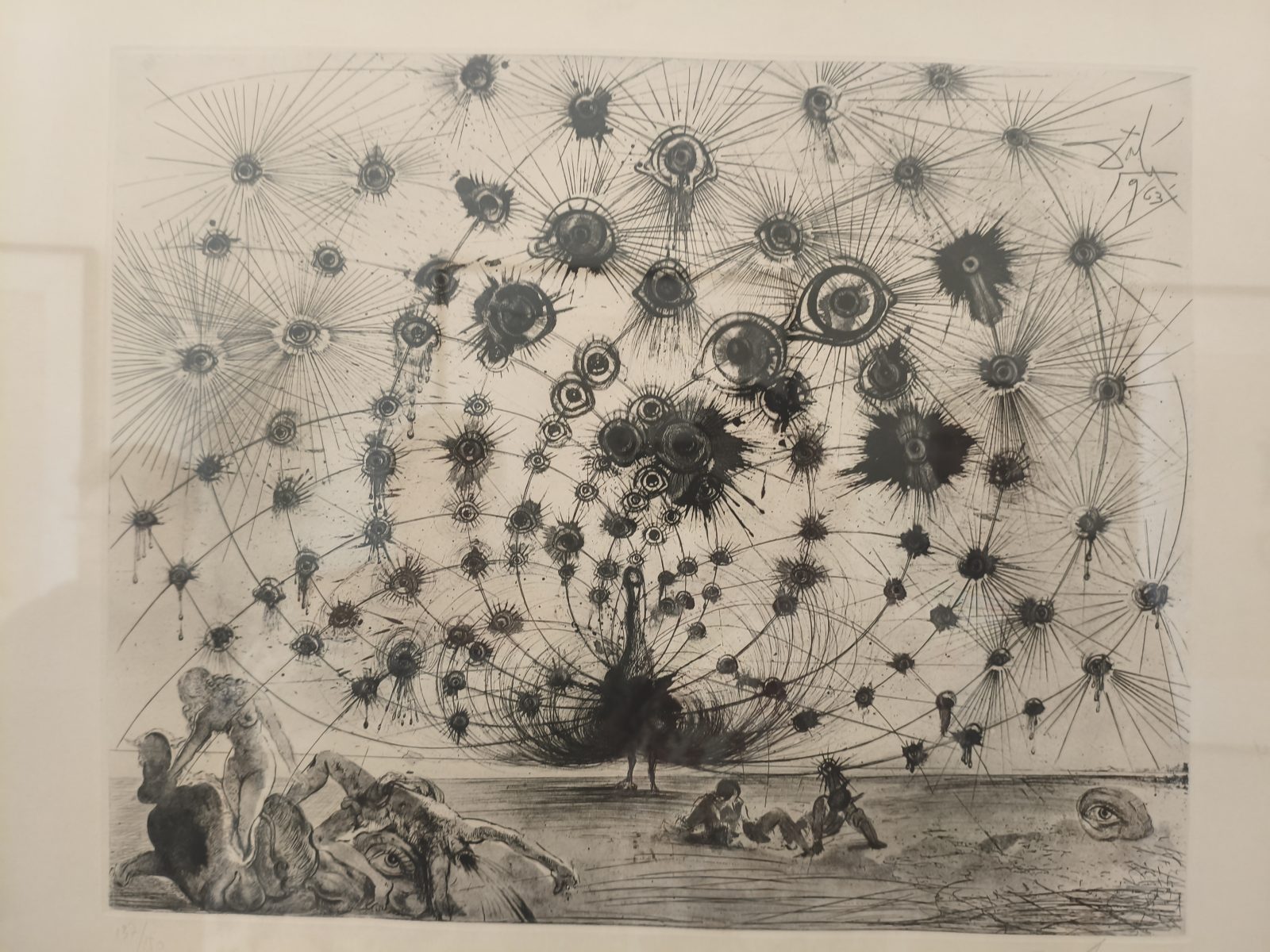 Décor en forme de paon dans une salle du musée Dalí à Figueres