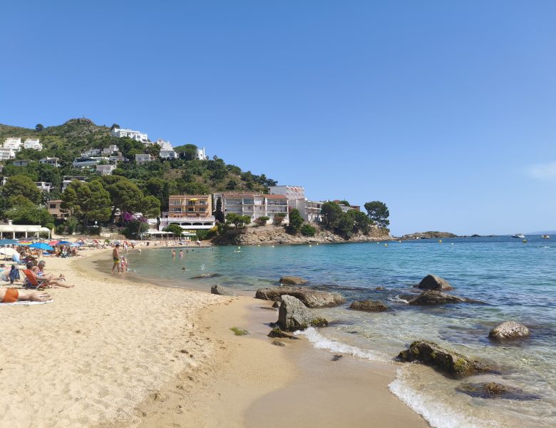 Roses, sur la Costa Brava : un après-midi entre plage, crique et histoire