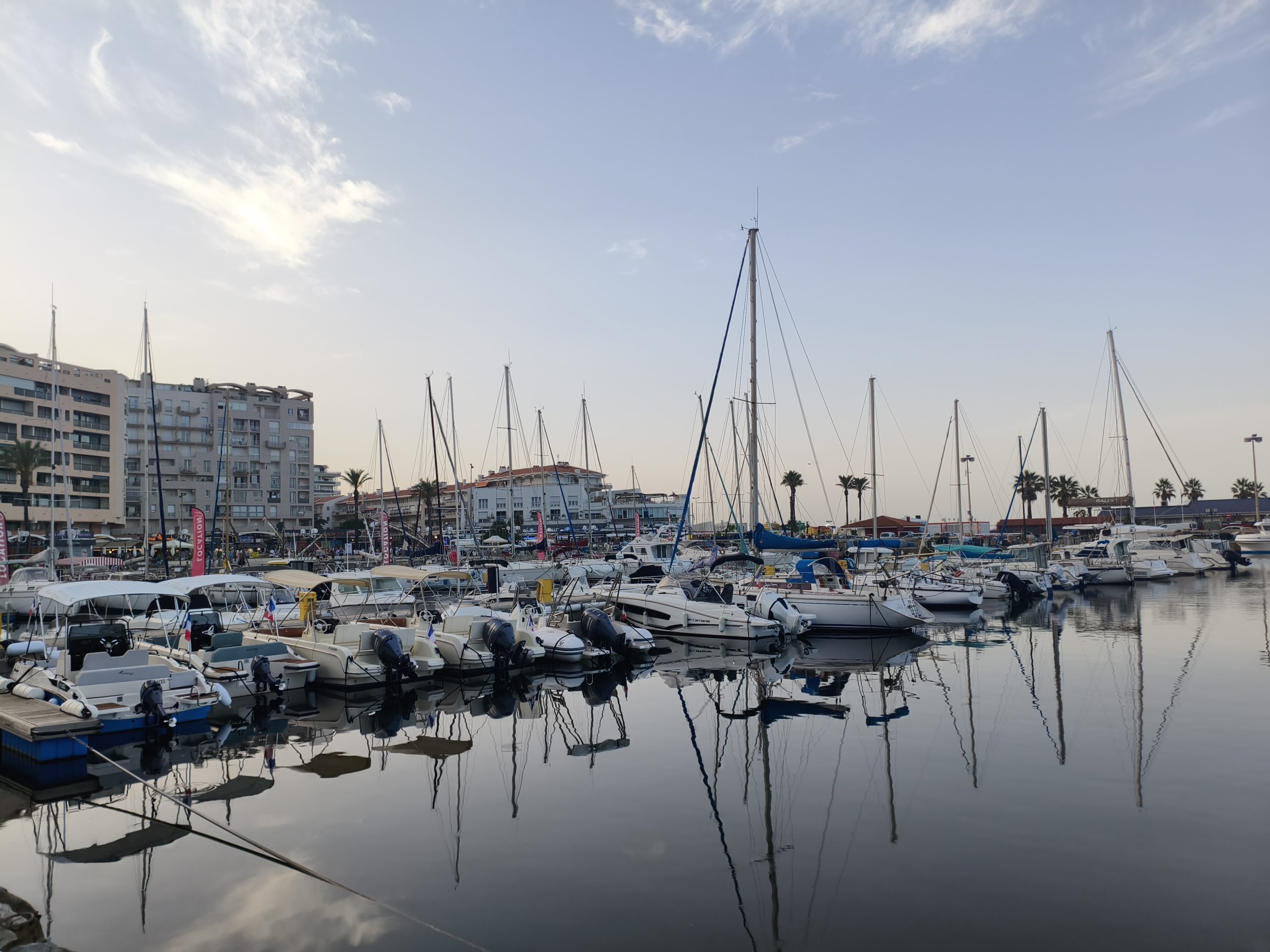 Port de plaisance de Saint-Cyprien où se trouve le marché nocturne (quai Rimbaud)