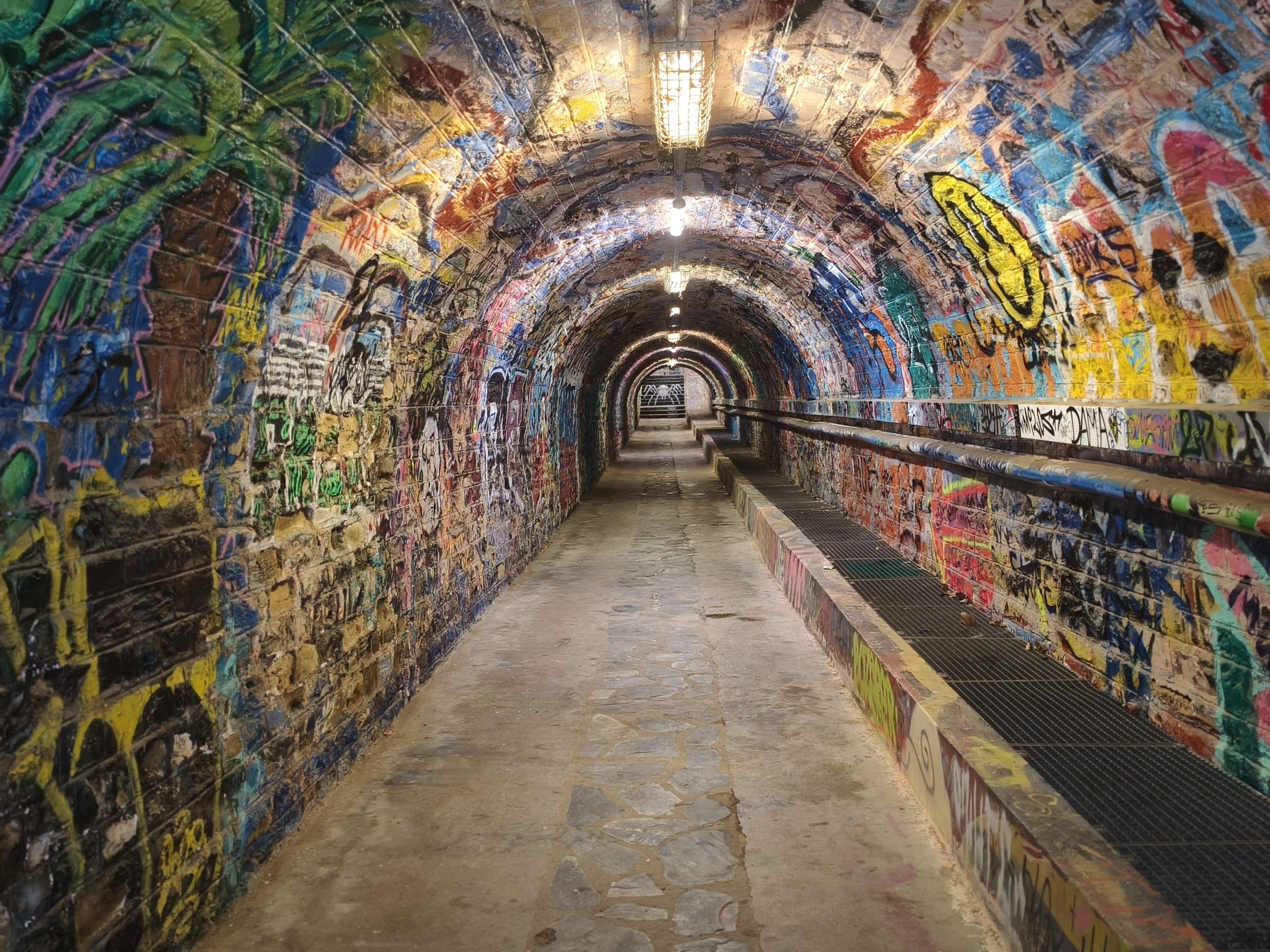Tunnel piéton couvert de street art sous la gare de Cerbère