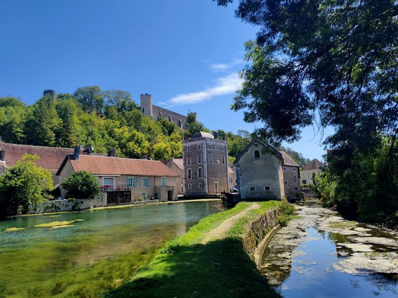 Découverte en famille de Druyes-les-Belles-Fontaines : château, sources et enquête numérique