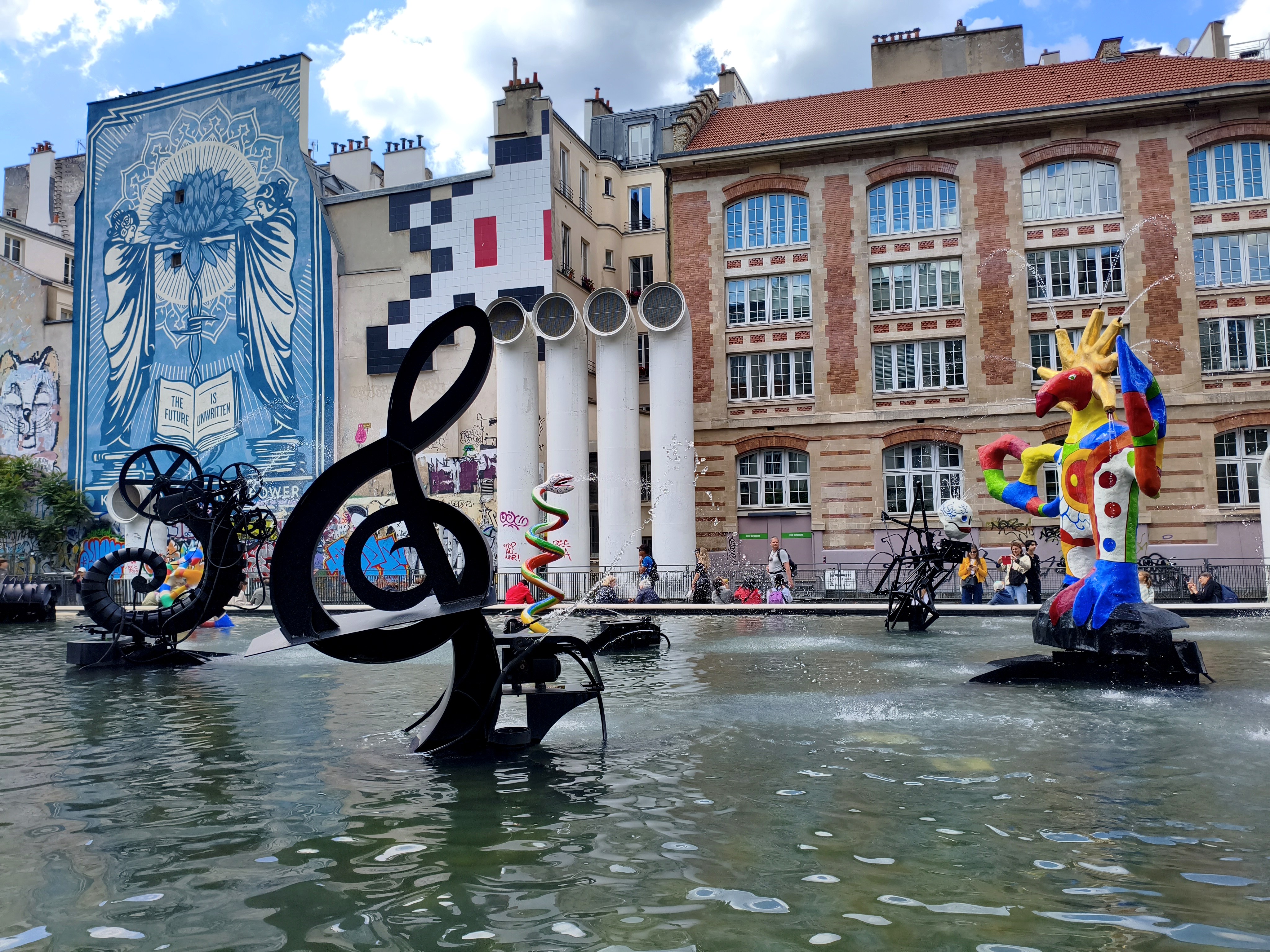 La Clé de sol noire de Jean Tinguely et une sculpture colorée de Niki de Saint Phalle dans la fontaine Stravinsky