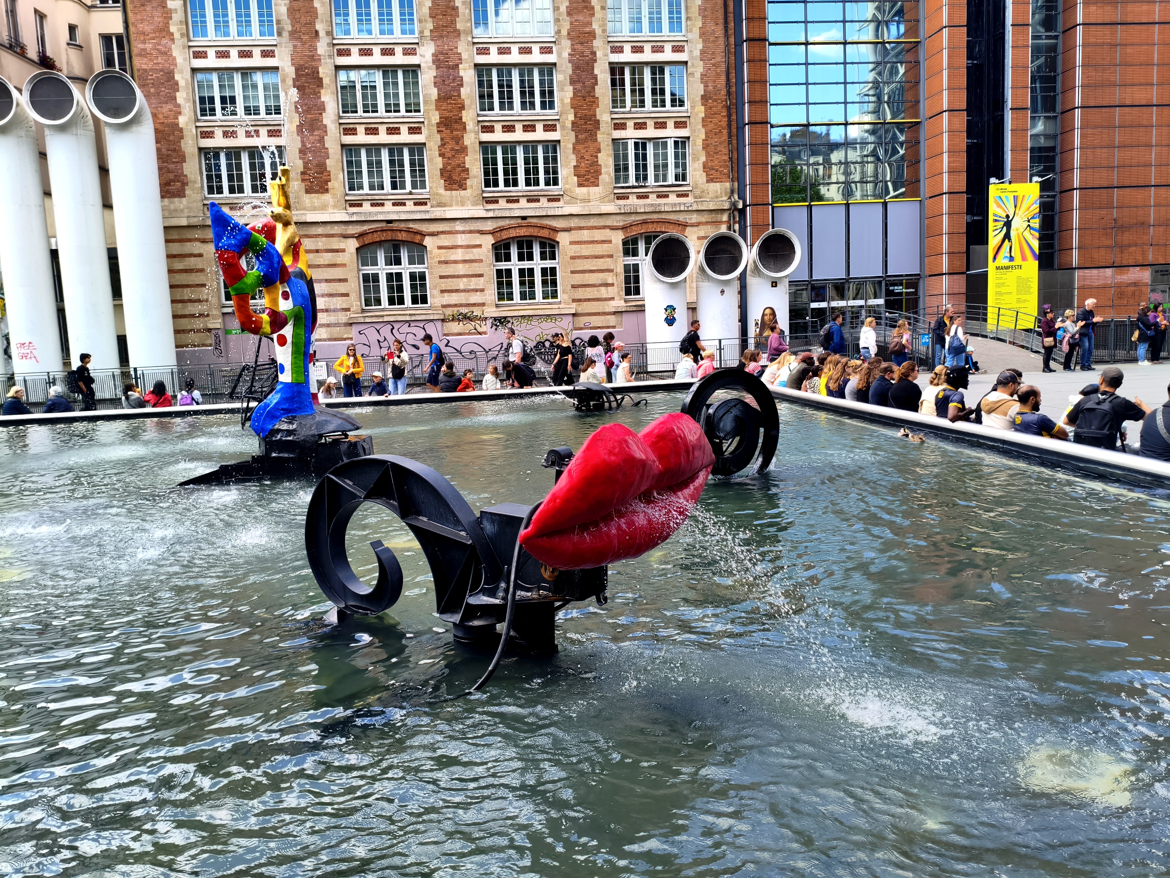 Les lèvres rouges de la sculpture La Vie dans la fontaine Stravinsky, devant la façade du Centre Pompidou