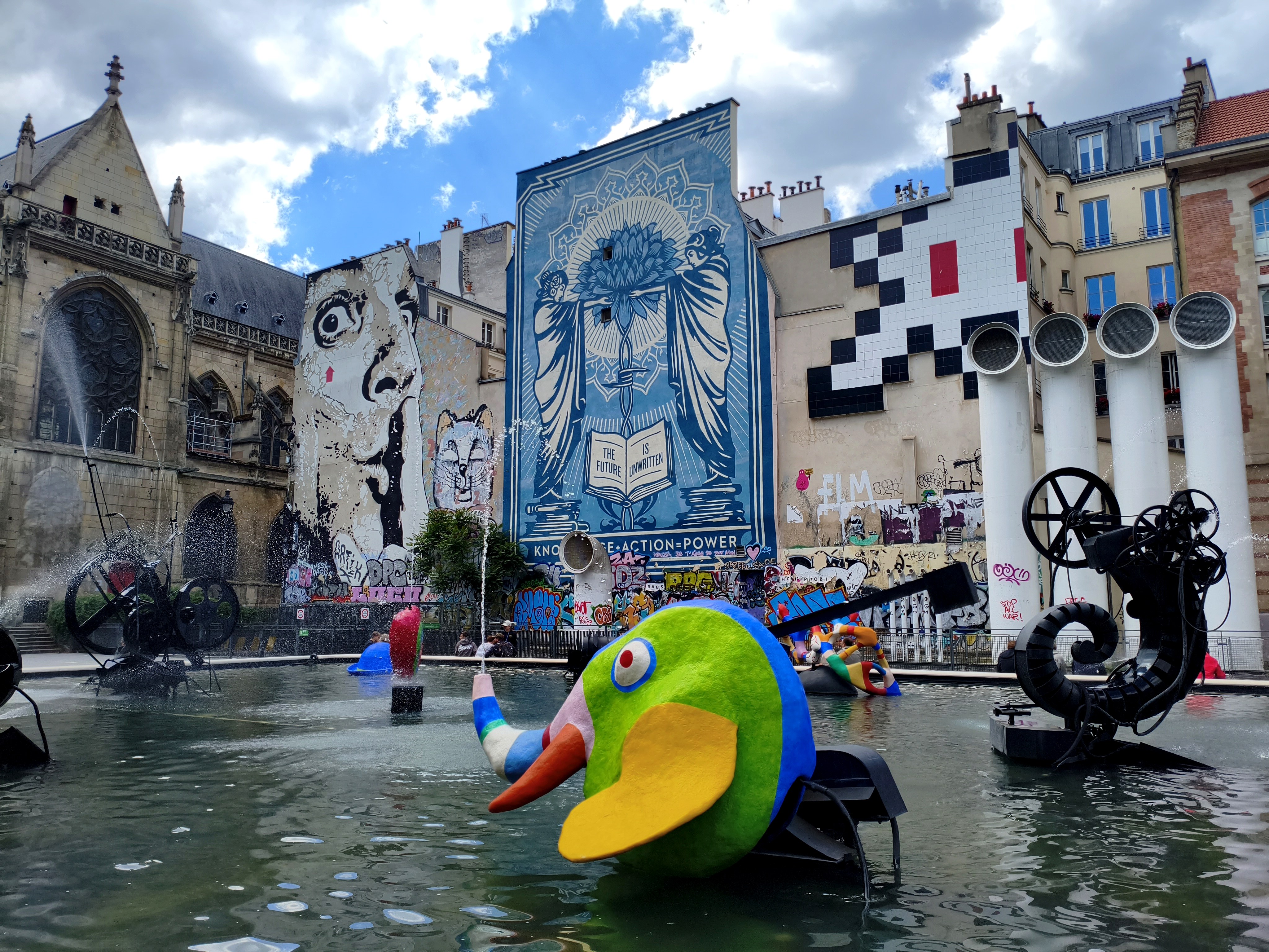 La fontaine Stravinsky à Paris avec l'Oiseau de feu de Niki de Saint Phalle, l'église Saint-Merri et les fresques murales