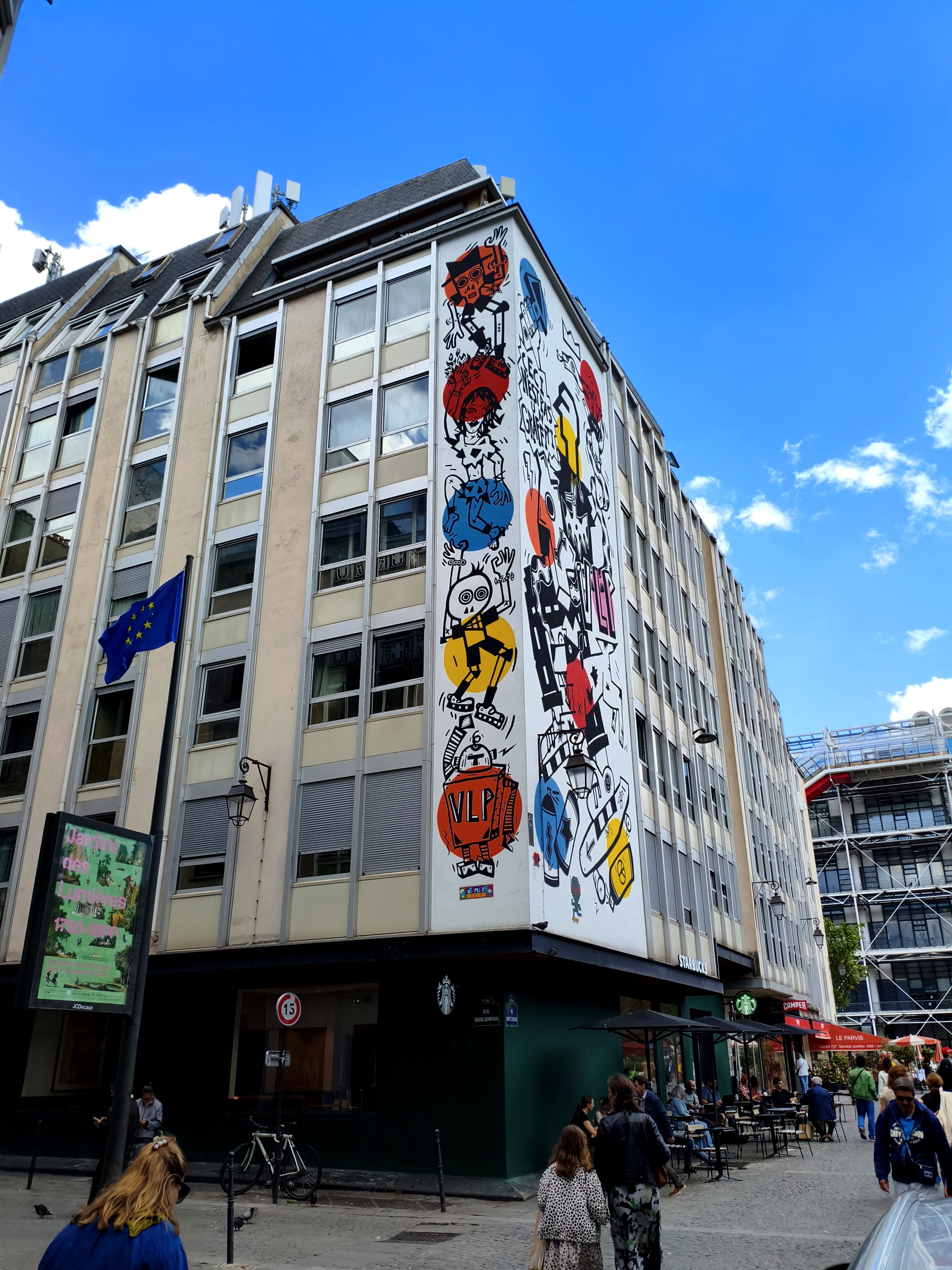 Fresque Ceci n'est pas un graffiti du duo VLP à l'angle de la rue Quincampoix, avec le Centre Pompidou en arrière-plan