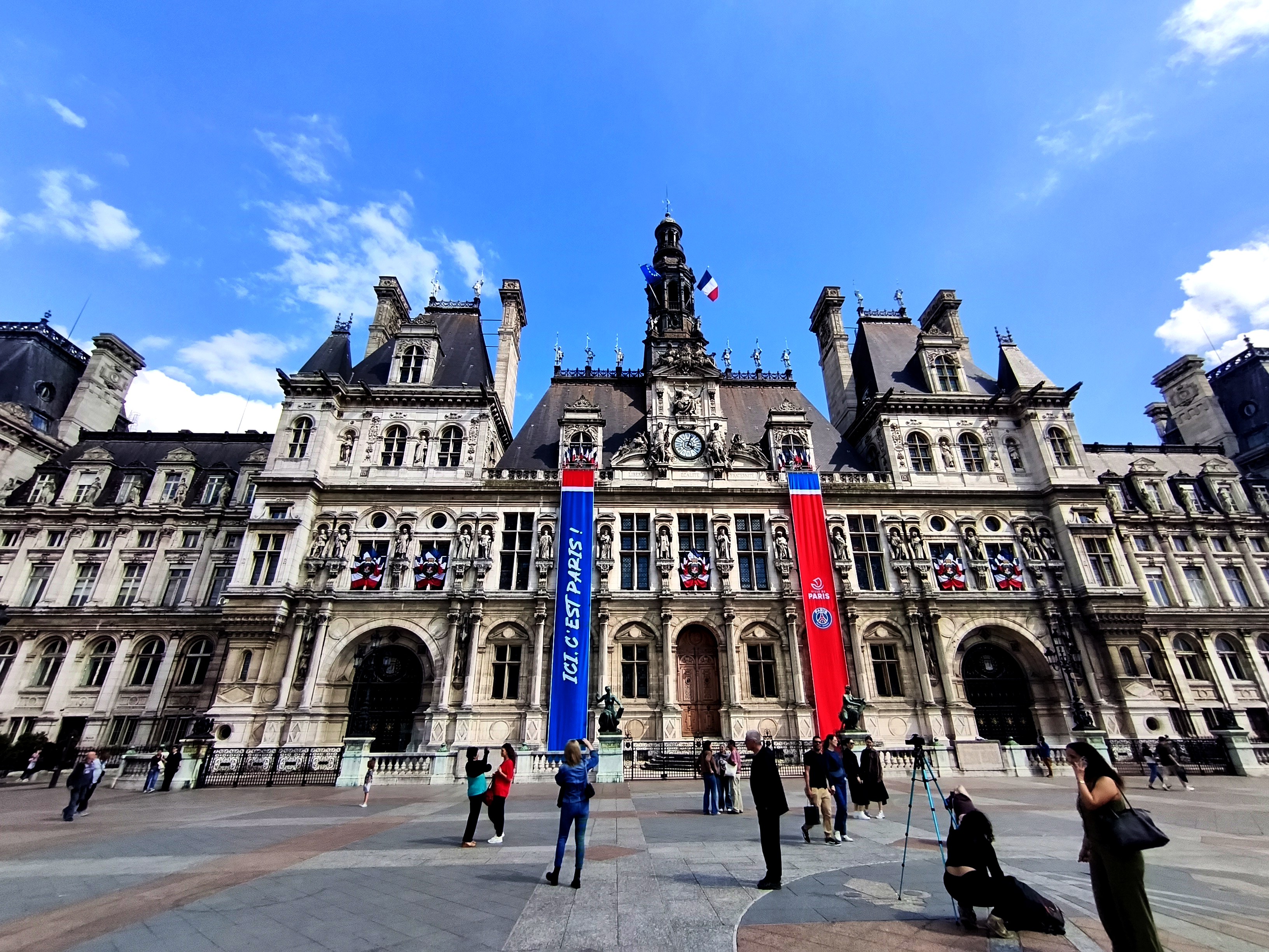 Façade néo-Renaissance de l'Hôtel de Ville de Paris vue depuis l'esplanade piétonne