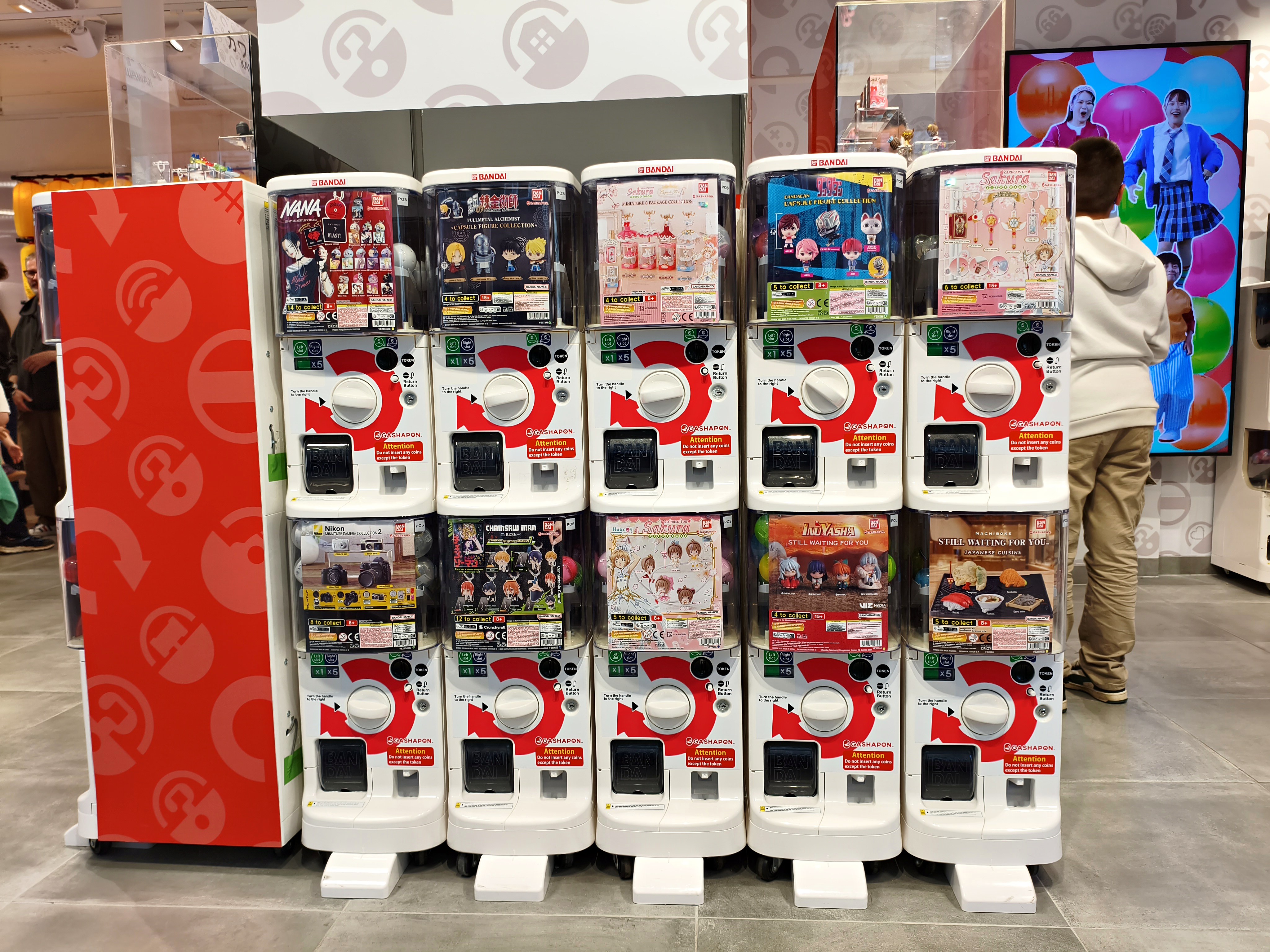 Mur de machines à capsules gashapon Bandai dans la boutique officielle de la rue de Rivoli à Paris