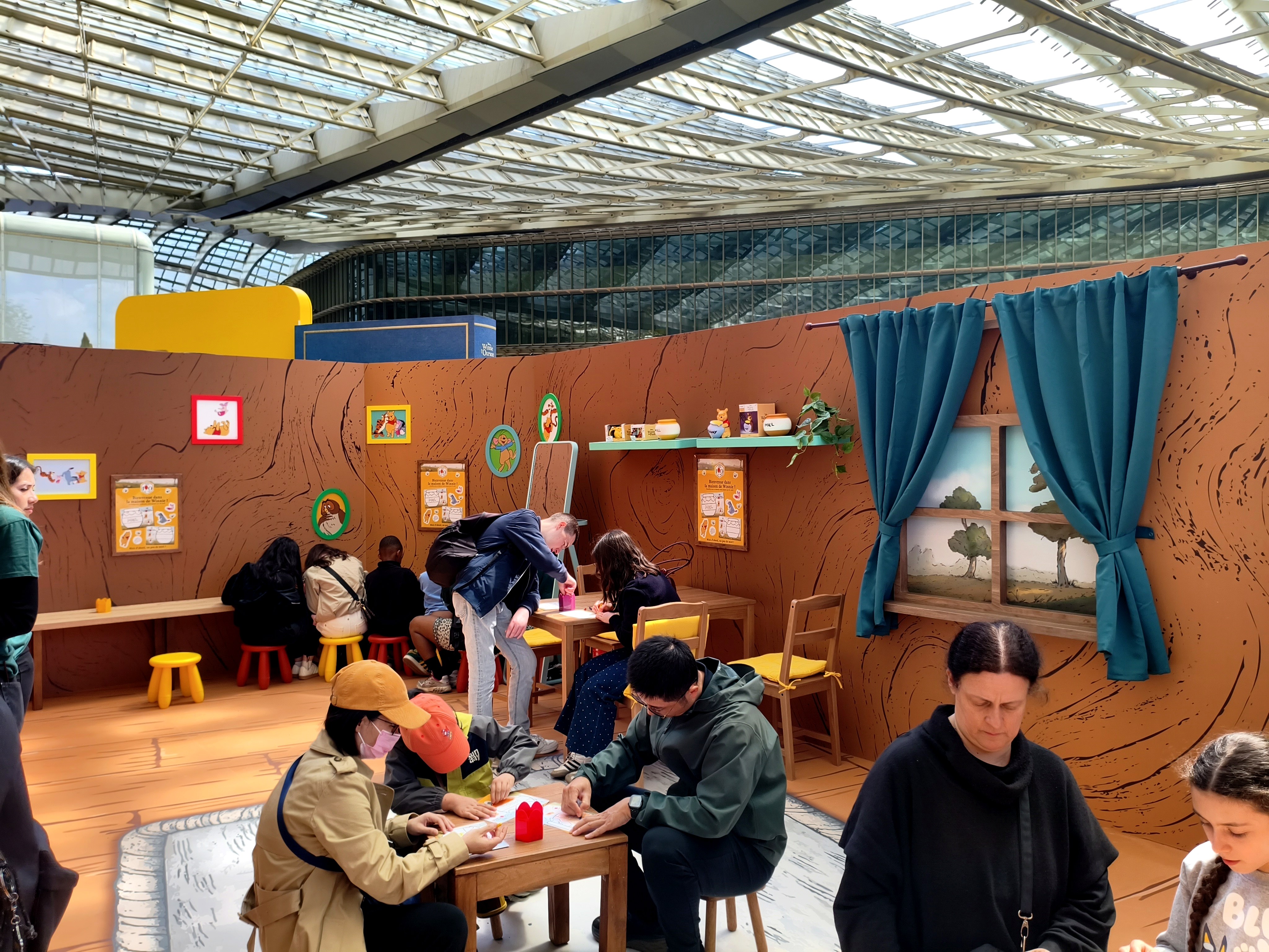 Reconstitution de la maison de Winnie l'Ourson avec atelier coloriage pour enfants au Forum des Halles