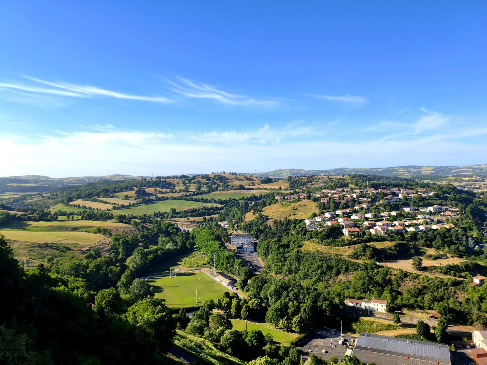 Panorama depuis les remparts de Saint-Flour sur les prairies de la planèze et les monts du Cantal