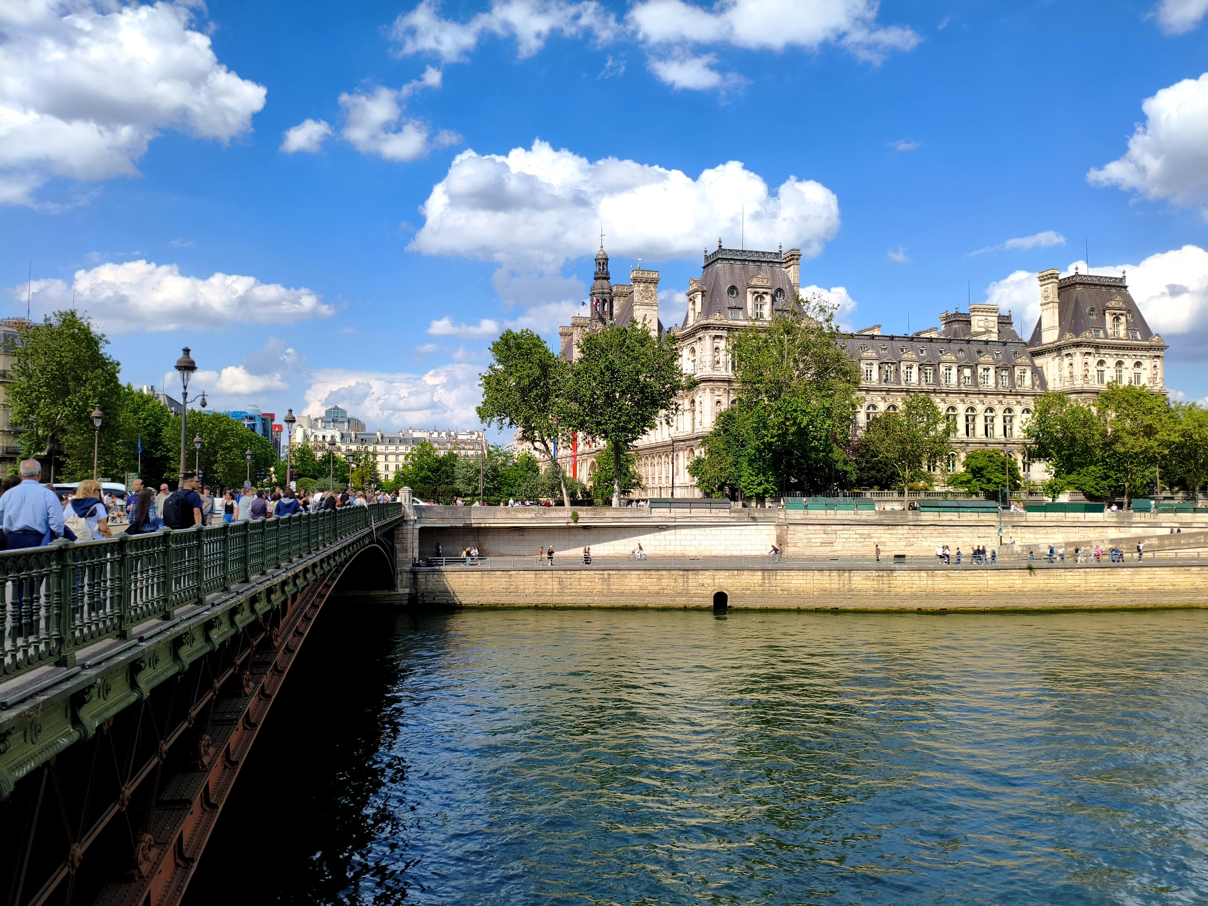 Le pont d'Arcole en fer peint en vert et l'Hôtel de Ville de Paris vus depuis la Seine