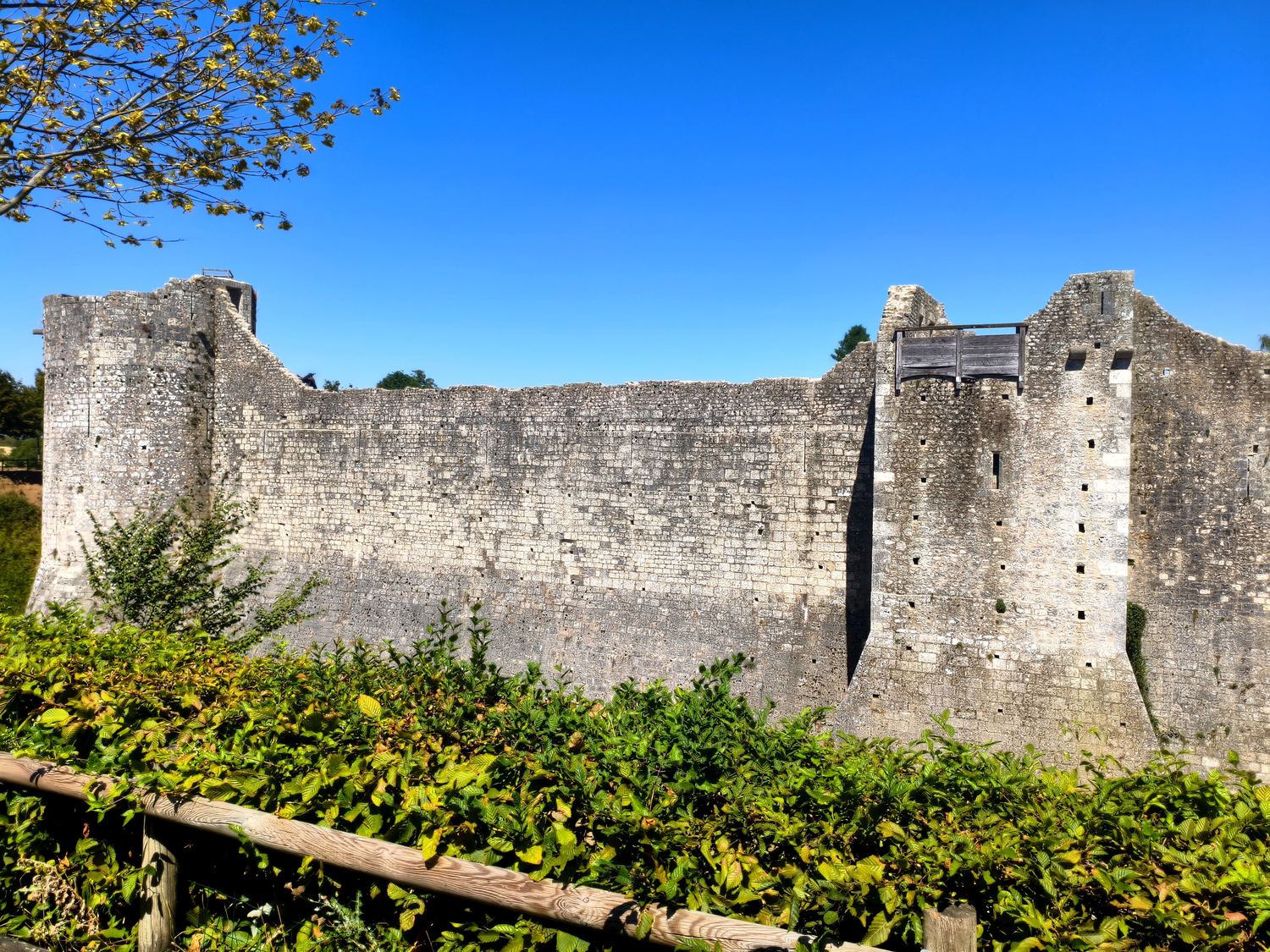 Les remparts médiévaux de Provins et leurs tours de défense qui ceinturent la ville haute
