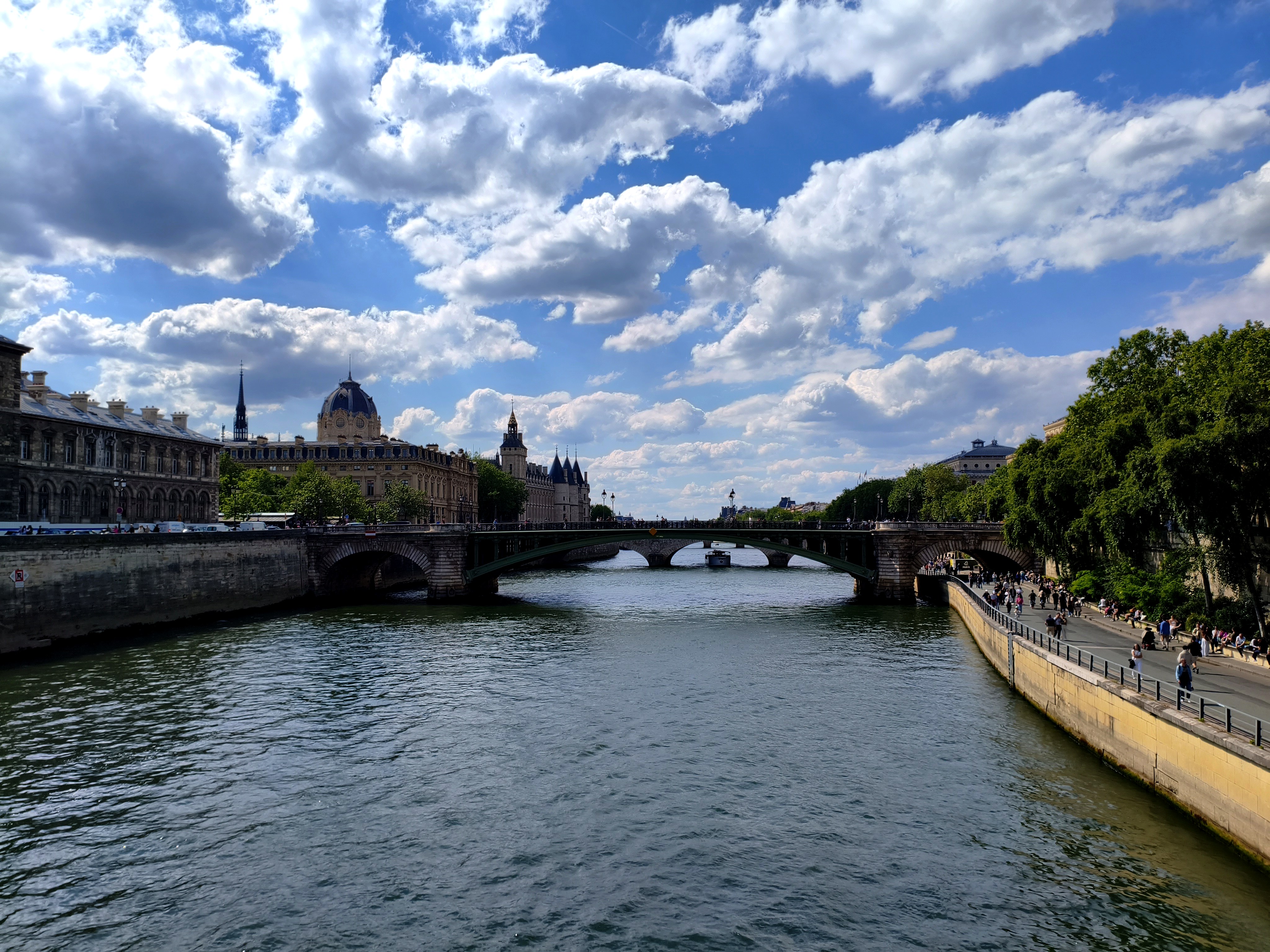 Vue sur la Seine depuis le pont d'Arcole avec le pont Notre-Dame, le tribunal de commerce et les tours de la Conciergerie