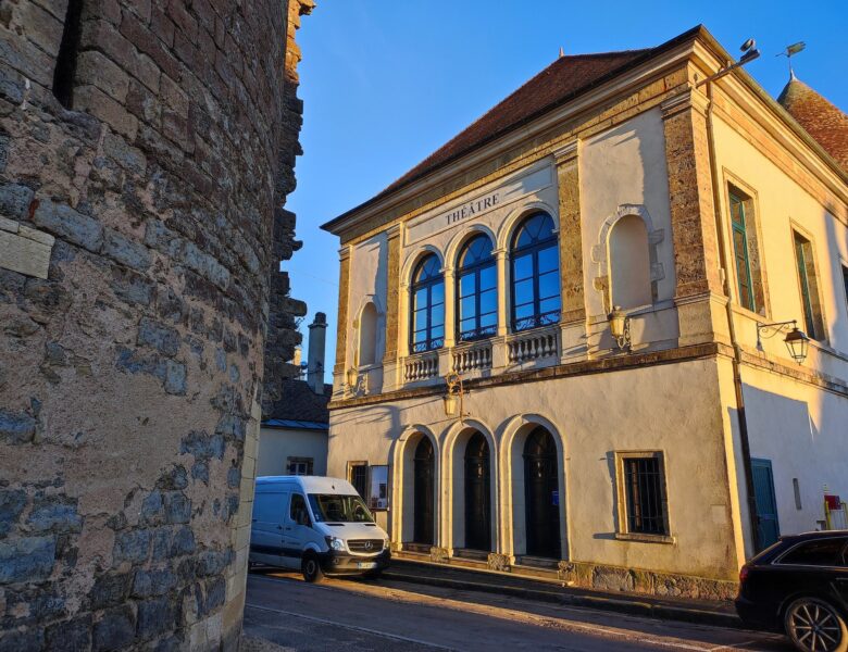 Semur-en-Auxois en amoureux : une soirée au théâtre et une balade dans la cité médiévale