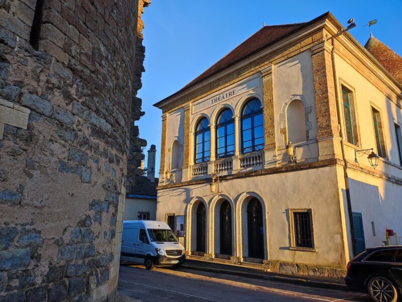 Semur-en-Auxois en amoureux : une soirée au théâtre et une balade dans la cité médiévale
